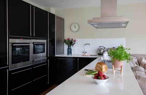 Ampney Crucis House | Top-Rated Ardross Lodge: Modern Retreat with Spa & Hot Tub