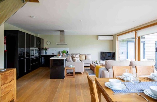 Ampney Crucis House | Top-Rated Ardross Lodge: Modern Retreat with Spa & Hot Tub