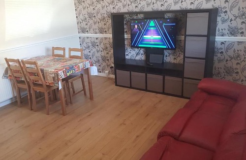 Ardrossan Apartment | Family-Friendly Ardrossan 2 Bedroom Flat with Great Reviews
