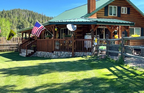 Custer County Cabin | Cozy Cabin Retreat: Pet-Friendly with Breathtaking Views