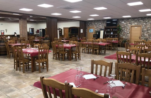 Peraleda de la Mata Hotel | Cozy Area de Servicio los Cerrillos: Family-Friendly Stay