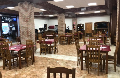 Peraleda de la Mata Hotel | Cozy Area de Servicio los Cerrillos: Family-Friendly Stay