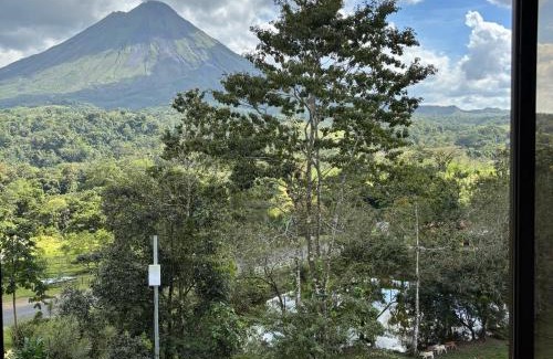 Arenal Hot Springs Hotel | Inviting Arenal Roca Lodge & Bungalows with Pool & Hot Tub