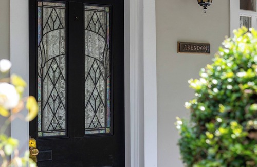 Evandale Cottage | Guest Rated: Arendon Cottage with Breakfast & Kitchen Access