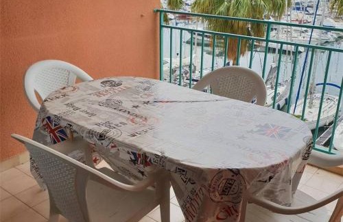 Plage d'Argeles Apartment | Cozy 2-Bedroom Apartment with Port View near Beach