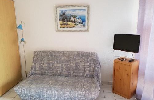 Plage d'Argeles Apartment | Cozy 2-Bedroom Apartment with Port View near Beach