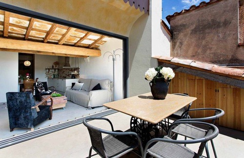 Olot Apartment | Argenter Penthouse: Deluxe Terrace Retreat with Pool