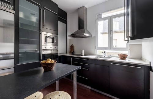 Almagro Apartment | Inviting Argento: 3 Bedrooms with Spa and Pet-Friendly Perks