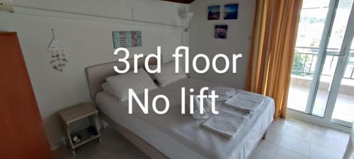 Nei Pori Apartment | Cozy Argo Studios: Oceanfront Bliss with High Ratings