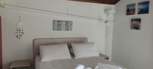 Nei Pori Apartment | Cozy Argo Studios: Oceanfront Bliss with High Ratings