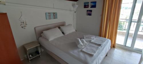 Nei Pori Apartment | Cozy Argo Studios: Oceanfront Bliss with High Ratings