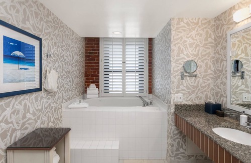 Fisherman's Wharf Hotel | Discover the Argonaut Hotel: 4-Star Comfort Awaits