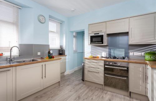 Penzance House | Pet-Friendly Argus Cottage: Perfect for Family Getaways