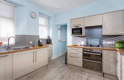 Penzance Cottage | Argus Cottage: Oceanfront Retreat at Pendeen Lighthouse