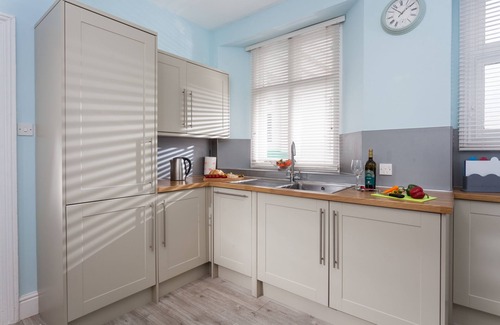 Penzance Cottage | Argus Cottage: Oceanfront Retreat at Pendeen Lighthouse