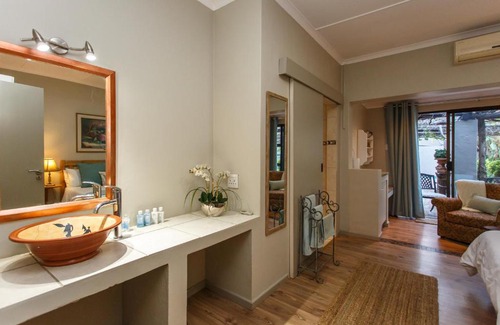 Oudtshoorn Bed & Breakfast | Discover Argyll B&B: 4-Star Stay with Pool & Kitchen