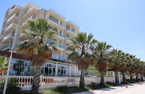 Rade Hotel | Relax at Aria Beach Resort with Pool & Ocean Views