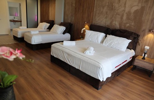 Rade Hotel | Relax at Aria Beach Resort with Pool & Ocean Views