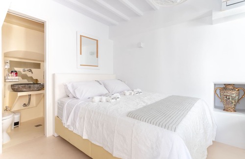 Little Venice House | Top-Rated Aria Room by i-Diva in Mykonos with Breakfast