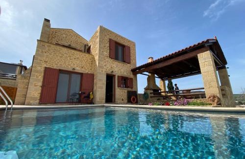 Kontomari Villa | Experience ARIALKiS: Pet-Friendly Oceanfront Oasis