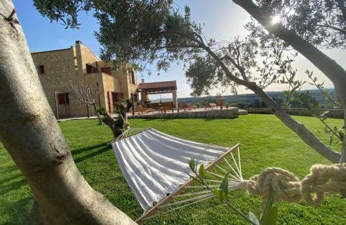 Kontomari Villa | Experience ARIALKiS: Pet-Friendly Oceanfront Oasis