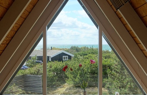 Vestero Havn House | Oceanfront Retreat: Ariana Near the Sea with Spa & Breakfast