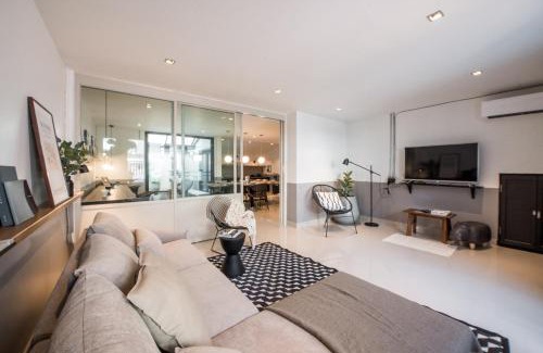 Phaya Thai House | Trendy Aridom Designer Loft House - Family-Friendly Retreat