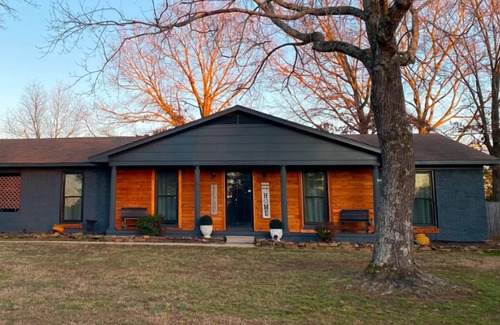 Athens House | Tranquil Getaway at Ariel’s Farm Manor with Pool & Spa