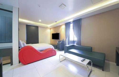 Ussambang Hotel | Family-Friendly Getaway at Arieti A for Memorable Stays