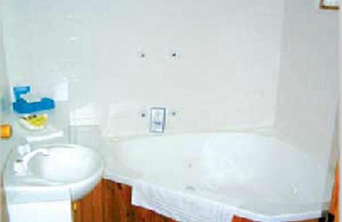Waurn Ponds Hotel | Elegant Stay at Aristocrat Waurnvale with Pool & Breakfast