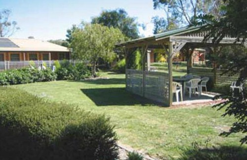 Waurn Ponds Hotel | Elegant Stay at Aristocrat Waurnvale with Pool & Breakfast