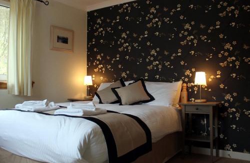 Glencoe House | Relaxing Retreat at Arivonie Lochside Cottage, Pet-Friendly