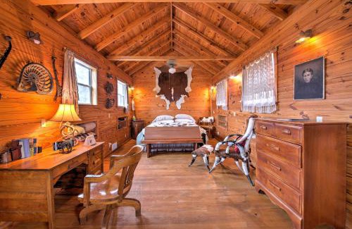 Fredericksburg House | Relax at Ark Bunkhouse Fredericksburg with Hot Tub Access