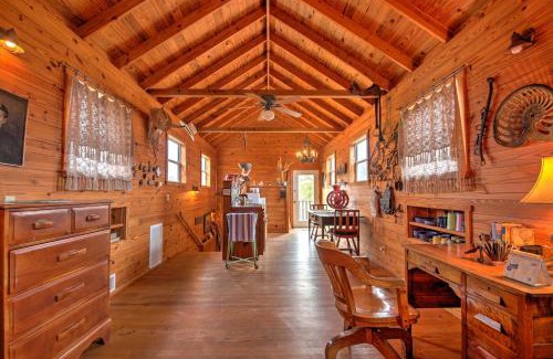 Fredericksburg House | Relax at Ark Bunkhouse Fredericksburg with Hot Tub Access