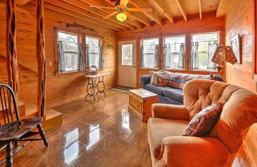 Fredericksburg House | Relax at Ark Bunkhouse Fredericksburg with Hot Tub Access