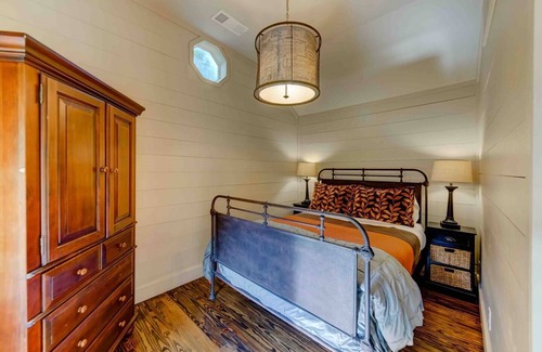 Gainesville Resort | Stunning Ark on Lake Lanier for Retreats & Reunions