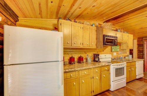 Murfreesboro House | Inviting Log Cabin Rental Near Lake Greeson for Families