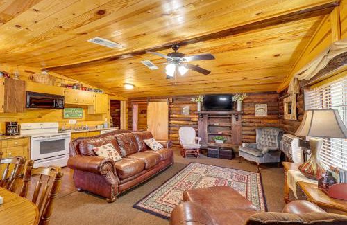 Murfreesboro House | Inviting Log Cabin Rental Near Lake Greeson for Families