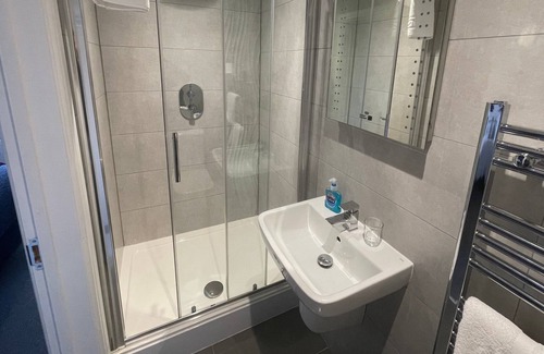 Basingstoke Hotel | Top-Rated Arlan House in Basingstoke - Family-Friendly Stay