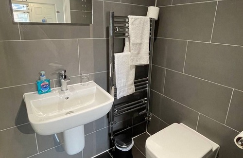 Basingstoke Hotel | Top-Rated Arlan House in Basingstoke - Family-Friendly Stay