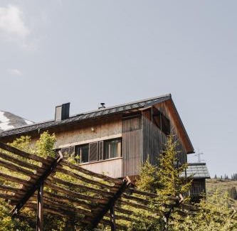 Stueben Cabin | Relax at Arlberg Lodges: Pet-Friendly Oceanfront Retreat