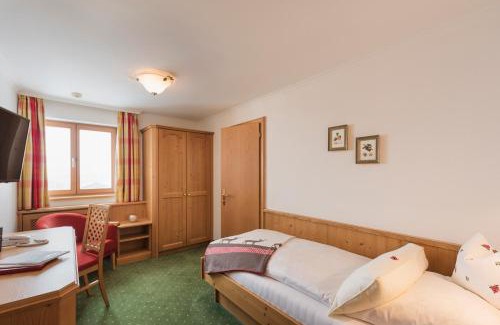 Zuers Hotel | Discover Arlberghaus: 4-Star Retreat with Hot Tub & Pets Welcome