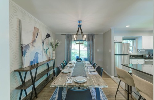 Alcova Heights House | Inviting 5 Bed Home in Arlington with Spa & Hot Tub