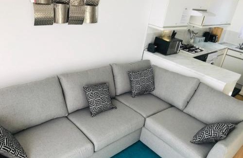 Bicester House | Modern Arma Short Stays 46 Bicester with Free Parking & Garden
