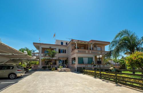 Daratsos Apartment | Guest Rated 10/10: Armeria Apartments for Families