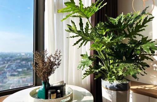 Van Giang Apartment | Experience Armin Homes Ecopark with Riverview & Pool