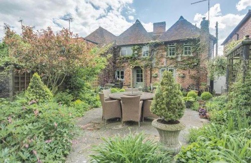 Bridge House | Tranquil Arms Cottage: Pet & Child Friendly Retreat