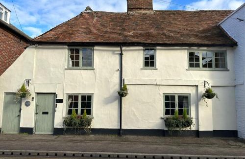 Bridge House | Tranquil Arms Cottage: Pet & Child Friendly Retreat