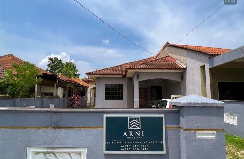 Kampung Jaya House | Family-Friendly Arni Homestay - Mak Chili with Top Ratings