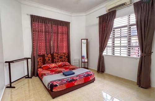 Kampung Jaya House | Family-Friendly Arni Homestay - Mak Chili with Top Ratings